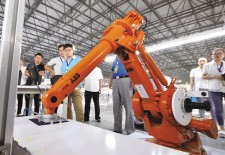 "智能制造"带动传统产业升级-2020年泉州工业机器人运用将达5000台
