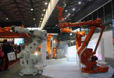 国内工业机器人从五个方向加快步伐追赶国外