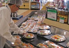回转寿司在日本逐渐被淘汰，商家改用微型火车送餐