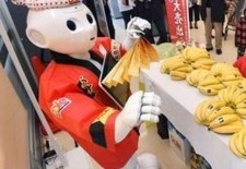 日本软银开发的机器人“胡椒”客串卖香蕉