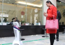 全省金融系统首个“智能机器人大堂经理”亮相菏泽市