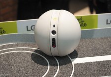 LG 发了个“球”：Rolling Bot智能家居机器人