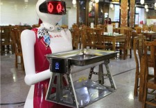 欧铠特色机器人给顾客提供新奇的用餐体验