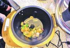 国内首款智能烹饪机器人亮相青岛，美食一键出锅