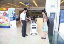 民生银行机器人“小胖”引围观