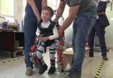 这个机械外骨骼专为残疾孩子设计 能帮助走路
