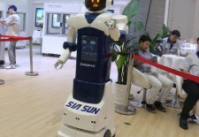 新松新型智能服务机器人抢占国内市场
