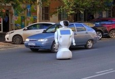 工程师忘关门 机器人“逃”出试验场奔上大街