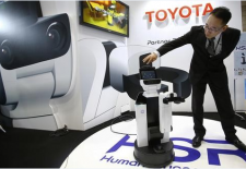 丰田想量产廉价智能机器人，照顾老病残弱