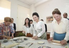 彭丽媛参观孔子学院,为乌方学生示范包饺子