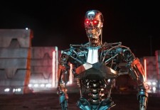 “恼羞成怒”的机器人：众目睽睽下将人类电死