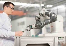 协作机器人与工业机器人规模的差距