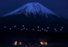 日本无人机编队富士山“跳芭蕾” 打造梦幻之夜