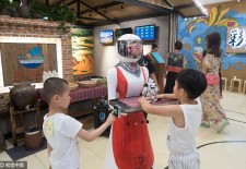 上海：传菜机器人现身餐厅 造型妩媚引围观