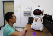 全球首款家庭智能陪护机器人诞生记