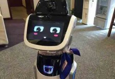 东莞首家银行厅堂服务智能机器人投入使用