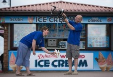英商家开发用无人机送冰激凌工具方便游客