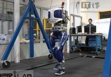 机器人已实现“人类式”行走
