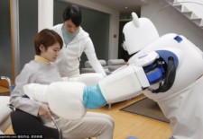 首位机器人护士开始服务化疗病人