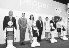 Pepper机器人在台上岗 “月薪”超大学生